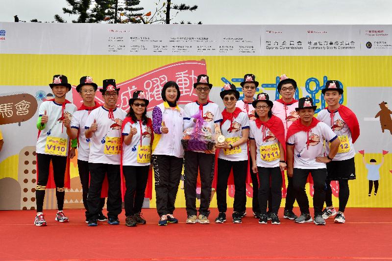 The Director of Leisure and Cultural Services, Ms Michelle Li (front row, fifth left), is pictured with the champion of the Overall Best Team Costume Prize of the Jockey Club Vitality Run of the 7th Hong Kong Games held today (March 10).