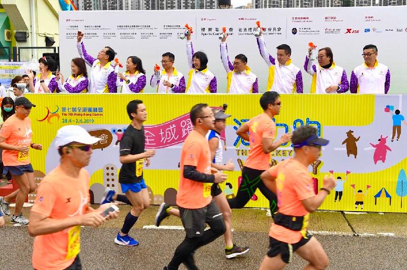 The Jockey Club Vitality Run of the 7th Hong Kong Games (HKG) was held alongside the Shing Mun River in Sha Tin today (March 10). Officiating guests at the starting ceremony included the Director of Leisure and Cultural Services, Ms Michelle Li (fifth right); the Chairman of the 7th HKG Organising Committee, Mr David Yip (fourth right); the Vice Chairman of the 7th HKG Organising Committee, Professor Patrick Yung (third right); the Executive Director of Charities and Community of the Hong Kong Jockey Club, Mr Cheung Leong (fifth left); the Deputy Director of Leisure and Cultural Services (Leisure Services), Ms Ida Lee (fourth left); and the Chairman of the Hong Kong Amateur Athletic Association, Mr Kwan Kee (second right). 