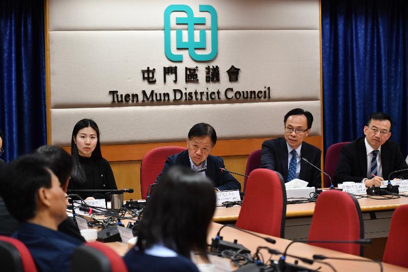The Secretary for Constitutional and Mainland Affairs, Mr Patrick Nip (second right), and the Under Secretary for Constitutional and Mainland Affairs, Mr Andy Chan (first right), visited Tuen Mun District this afternoon (March 11) to meet with members of the Tuen Mun District Council and exchange views on district and community affairs.