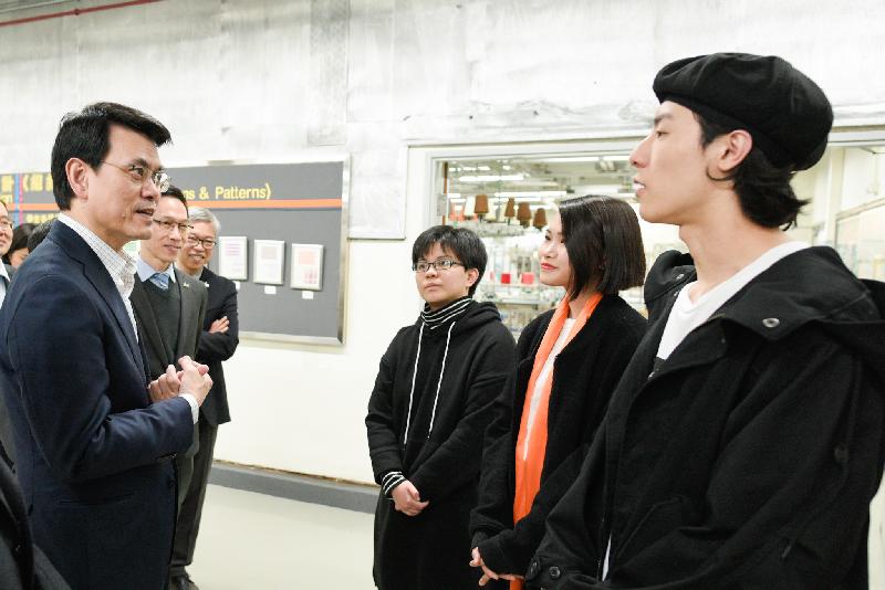 商務及經濟發展局局長邱騰華（左一）今日（三月十一日）到訪葵青區，並與卓越培訓發展中心（時裝紡織業）的學員交流。