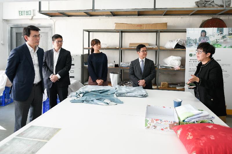 The Secretary for Commerce and Economic Development, Mr Edward Yau, toured social enterprise the Hatch during his visit to Kwai Tsing District today (March 11). Photo shows Mr Yau (first left) being briefed by the Hatch's representatives on its operation and vision.