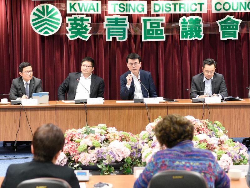 The Secretary for Commerce and Economic Development, Mr Edward Yau (second right), meets with members of the Kwai Tsing District Council to listen to their views on various local issues during his visit to Kwai Tsing District today (March 11).