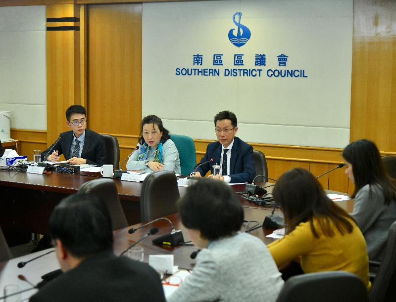 律政司司長鄭若驊資深大律師（左二）今日（三月十二日）到訪南區，並與南區區議會議員會面，就關注的議題交換意見。