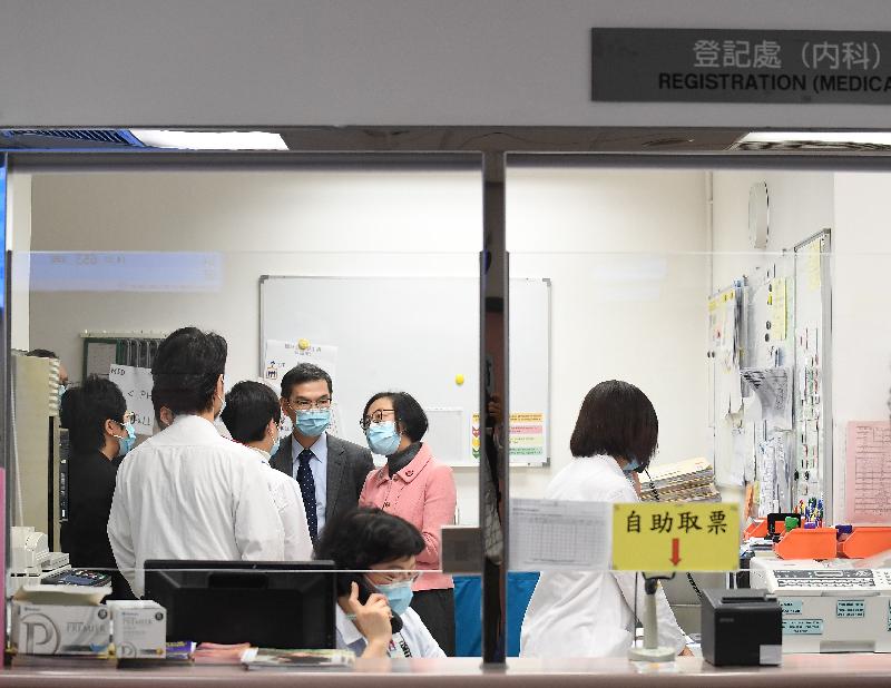 食物及衞生局局長陳肇始教授（右二）今日（三月十三日）到訪北區醫院，並與前線醫護人員交流。