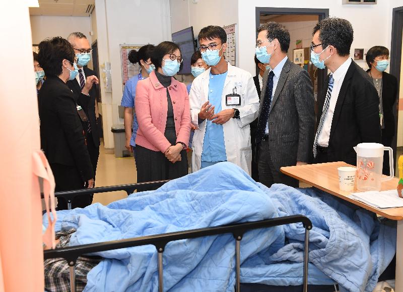 食物及衞生局局長陳肇始教授（左三）今日（三月十三日）到訪北區醫院，並與前線醫護人員交流。