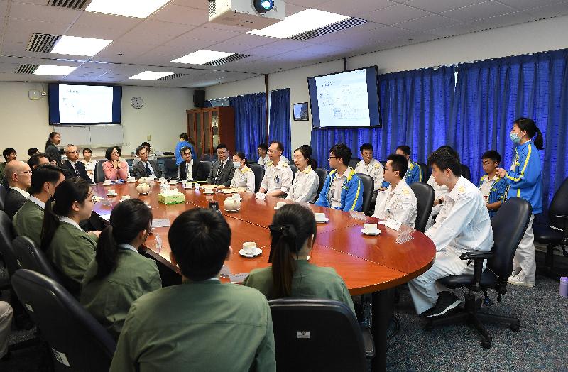 The Secretary for Food and Health, Professor Sophia Chan (front row, 10th right), today (March 13) visits North District Hospital to learn about the development plan of the hospital.