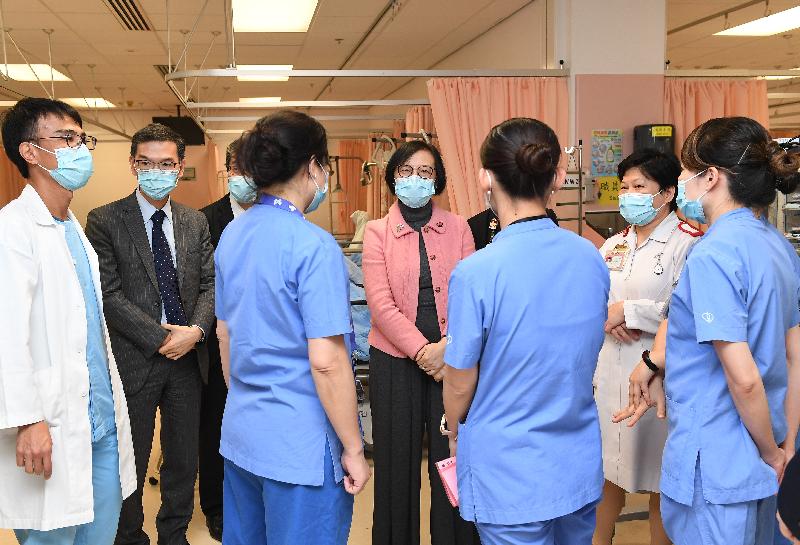 The Secretary for Food and Health, Professor Sophia Chan (centre), today (March 13) visits North District Hospital to exchange views with front-line healthcare professionals.