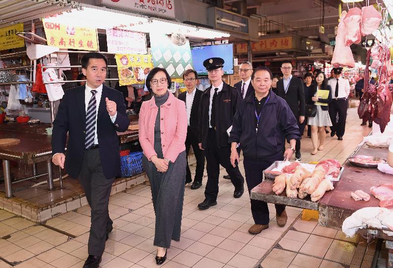 The Secretary for Food and Health, Professor Sophia Chan (second left), today (March 13) visits Luen Wo Hui Market and is briefed by staff of the Food and Environmental Hygiene Department on the improvement works of the market.
