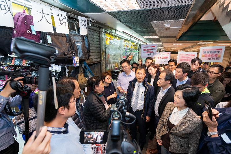 Members of the Legislative Council (LegCo) conduct a site visit to various retail and carparking facilities of public housing estates in Sham Shui Po, Tsuen Wan and Tuen Mun today (March 13). Photo shows LegCo Members exchanging views with the business tenants to understand their needs. 
