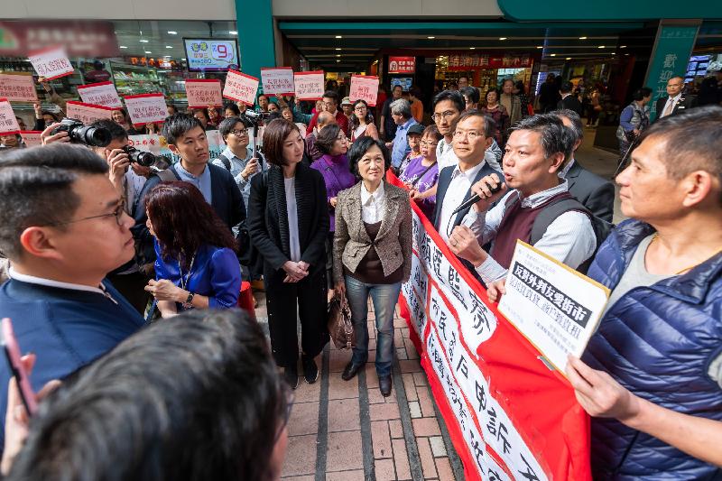 Members of the Legislative Council (LegCo) conduct a site visit to various retail and carparking facilities of public housing estates in Sham Shui Po, Tsuen Wan and Tuen Mun today (March 13 ). Photo shows LegCo Members visiting Yau Oi Market in Tuen Mun and listening to the deputations' concerns. 