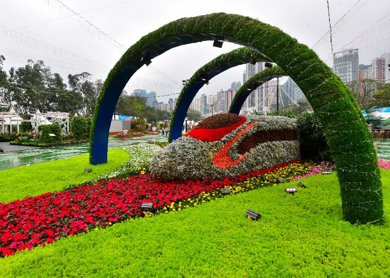 二零一九年香港花卉展覽明日（三月十五日）至三月二十四日，在維多利亞公園舉行。今年花展的主題花是「大紅花」，主題為「大紅花說願」。圖示以先進的現代化鐵路為題的花壇。
