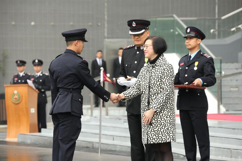 The Secretary for Food and Health, Professor Sophia Chan, reviewed the 185th Fire Services passing-out parade at the Fire and Ambulance Services Academy today (March 14). Photo shows Professor Chan presenting the Best Recruit award to a graduate.
