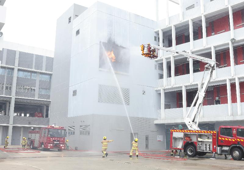 The Secretary for Food and Health, Professor Sophia Chan, reviewed the 185th Fire Services passing-out parade at the Fire and Ambulance Services Academy today (March 14). Photo shows graduates demonstrating firefighting and rescue techniques.