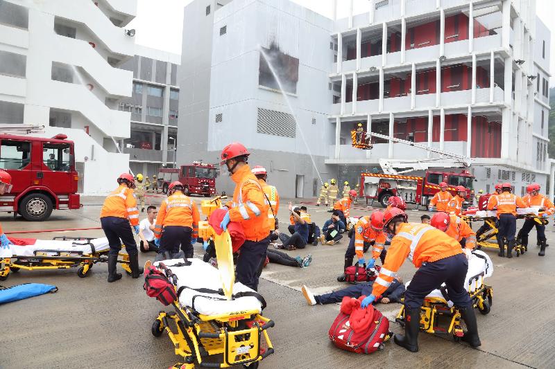 The Secretary for Food and Health, Professor Sophia Chan, reviewed the 185th Fire Services passing-out parade at the Fire and Ambulance Services Academy today (March 14). Photo shows graduates demonstrating firefighting and rescue techniques.