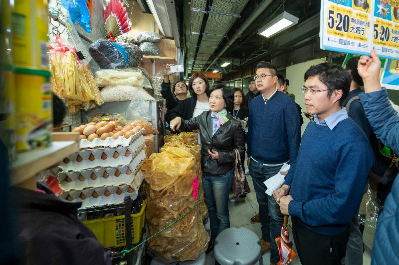 Members of the Legislative Council conducted a site visit to various shopping centres of public housing estates in Chai Wan, Tseung Kwan O, Ma On Shan, Sha Tin and Wong Tai Sin today (March 14).  Photo shows Members exchanging views with business tenants to understand their concerns. 