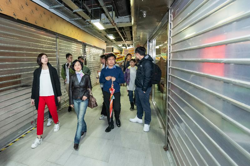 Members of the Legislative Council conducted a site visit to various shopping centres of public housing estates in Chai Wan, Tseung Kwan O, Ma On Shan, Sha Tin and Wong Tai Sin today (March 14).  Photo shows Members visiting shops in Tin Ma Court Commercial Centre in Wong Tai Sin to understand the vacancy situation. 