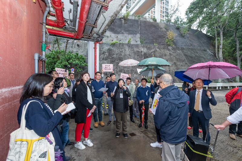 Members of the Legislative Council conducted a site visit to various shopping centres of public housing estates in Chai Wan, Tseung Kwan O, Ma On Shan, Sha Tin and Wong Tai Sin today (March 14).  Photo shows Members visiting the facilities of Sui Wo Court in Sha Tin to understand the maintenance responsibility of these facilities. 