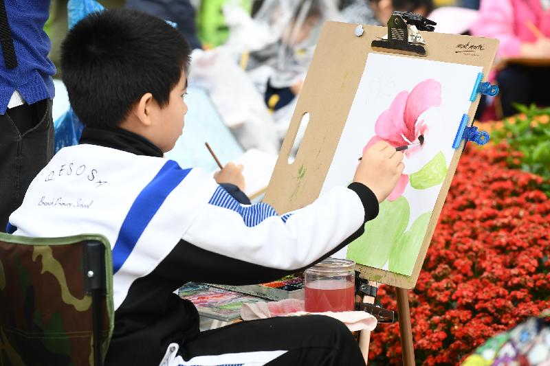 每年一度的赏花盛事香港花卉展览今日（三月十五日）在维多利亚公园开幕，展出约四十二万株花卉。今日举行的学童绘画比赛吸引约二千一百名学生参与。