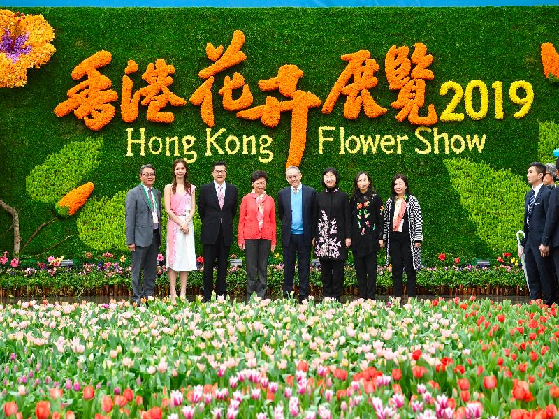 The annual spectacular Hong Kong Flower Show opened at Victoria Park today (March 15) with some 420 000 flowers on display. Pictured are the Chief Executive, Mrs Carrie Lam (fourth left); the Acting Secretary for Home Affairs, Mr Jack Chan (third left); the Director of Leisure and Cultural Services, Ms Michelle Li (third right); the Chairman of the Hong Kong Jockey Club, Dr Anthony Chow (fourth right); Miss Hong Kong 2018 Hera Chan (second left); the Deputy Director of Leisure and Cultural Services (Leisure Services), Ms Ida Lee (second right); the Assistant Director of Leisure and Cultural Services (Leisure Services), Mr Simon Liu (first left); and the Chairman of the Flower Show's Show Committee, Ms Wendy Or (first right), at the colourful three-dimensional floral wall. 