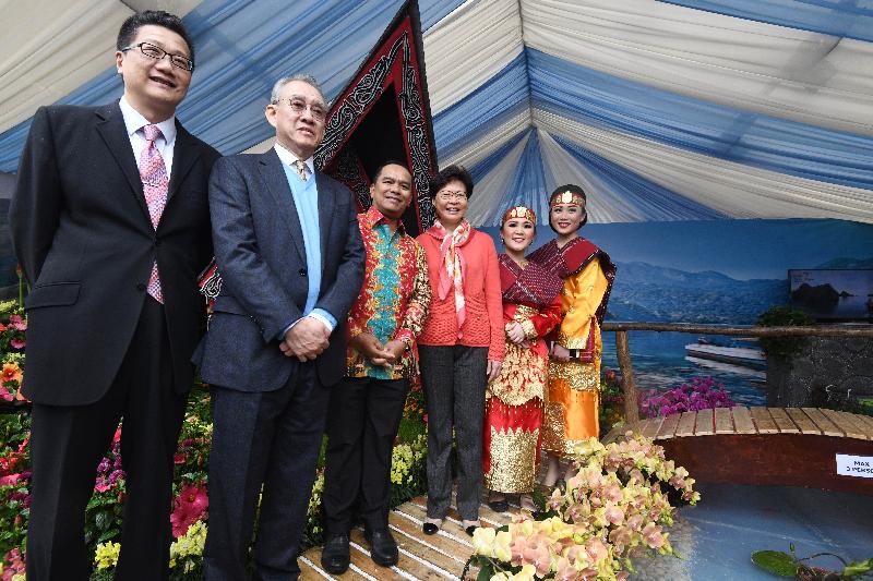 The Chief Executive, Mrs Carrie Lam, attended the opening ceremony of the Hong Kong Flower Show 2019 today (March 15). Picture shows Mrs Lam (third right); the Acting Secretary for Home Affairs, Mr Jack Chan (first left); and the Chairman of the Hong Kong Jockey Club, Dr Anthony Chow (second left), at the show.
