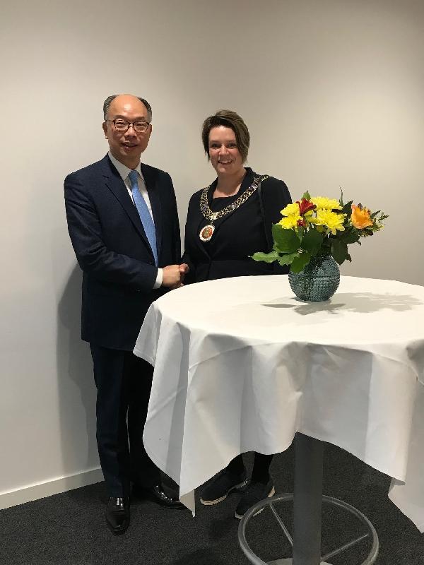 The delegation of the Hong Kong Maritime and Port Board led by the Secretary for Transport and Housing, Mr Frank Chan Fan, visited Bergen, Norway for the last leg of their Nordic tour today (March 15, Bergen time). Photo shows Mr Chan (left) calling on the Mayor of Bergen, Ms Marte Mjøs Persen.