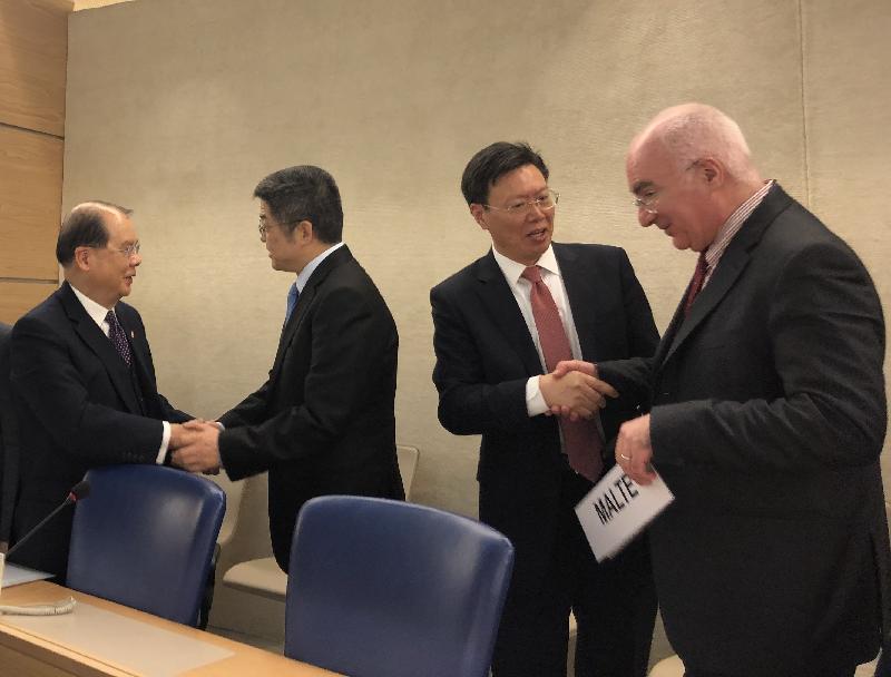 联合国人权理事会今日（日内瓦时间三月十五日）于瑞士日内瓦举行会议。图示政务司司长​张建宗（左）与外交部副部长乐玉成（代表团团长）（左二）握手。