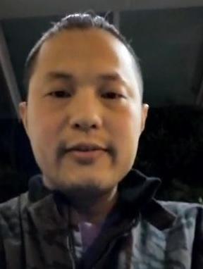 Lee Shu-hang, aged 37, is about 1.73 metres tall, 80 kilograms in weight and of medium build. He has a square face with yellow complexion and short black hair. He was last seen wearing a purple shirt, a black jacket, light-coloured trousers and black sports shoes.