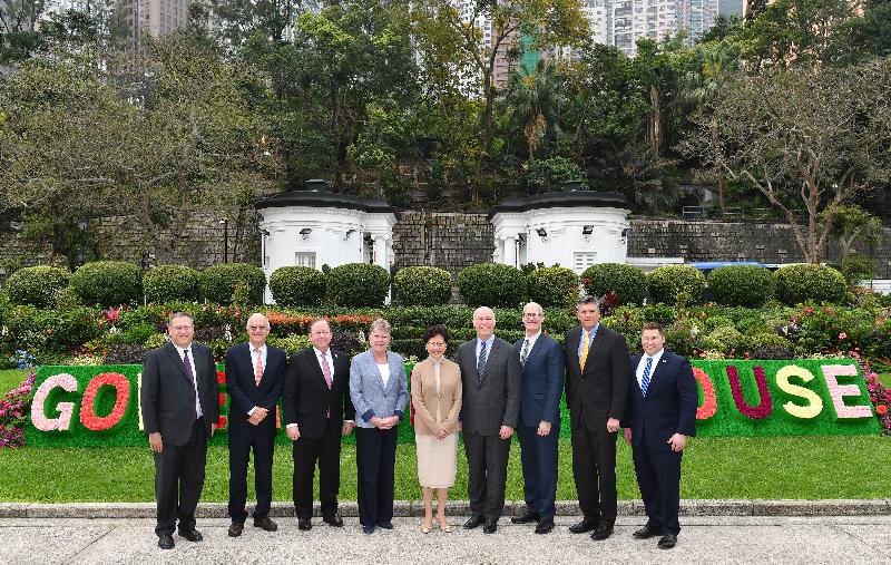 行政長官林鄭月娥（中）今早（三月十八日）在禮賓府與訪港的美國國會眾議院美中工作小組共同主席里克‧拉森（右三）和達林‧拉胡德（右二）以及四位小組成員會面，美中關係全國委員會主席歐倫斯（左二）和美國駐香港及澳門總領事唐偉康（左一）亦有出席。
