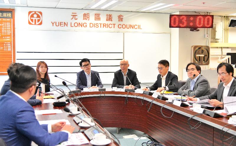 The Secretary for the Environment, Mr Wong Kam-sing (fourth right), visited the Yuen Long District Council today (March 19) to meet with its members and listen to their views on the Government's environmental policies.