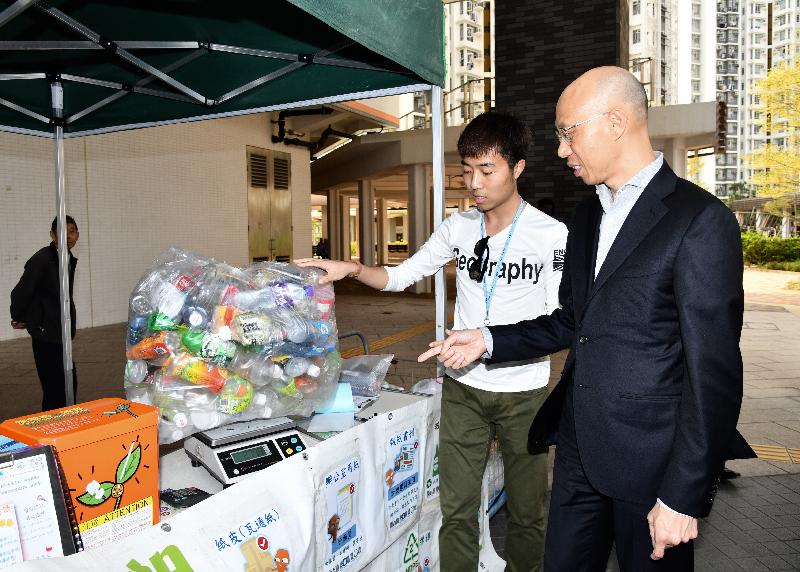 The Secretary for the Environment, Mr Wong Kam-sing (right), visited Hung Fuk Estate, Hung Shui Kiu, today (March 19) to understand the operation of recycling facilities in the estate.