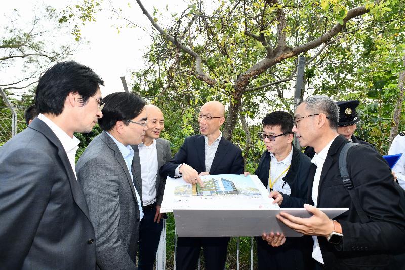 The Secretary for the Environment, Mr Wong Kam-sing, visited Yuen Long District today (March 19). Photo shows Mr Wong (third right) viewing the proposed site for a complex with a reprovisioned refuse collection point and a community recycling centre.