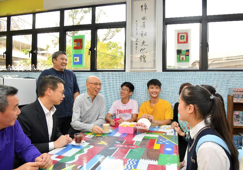 The Secretary for the Environment, Mr Wong Kam-sing (fourth left), called at Kam Tin Glocal Cultural Hub today (March 19). He is pictured exchanging views with young people during the visit.