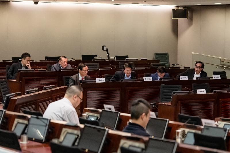 Members of the Legislative Council (LegCo) and the Eastern District Council held a meeting in the LegCo Complex today (March 19).  They exchange views on abolishing the accumulation limit under the Elderly Health Care Voucher Scheme.
