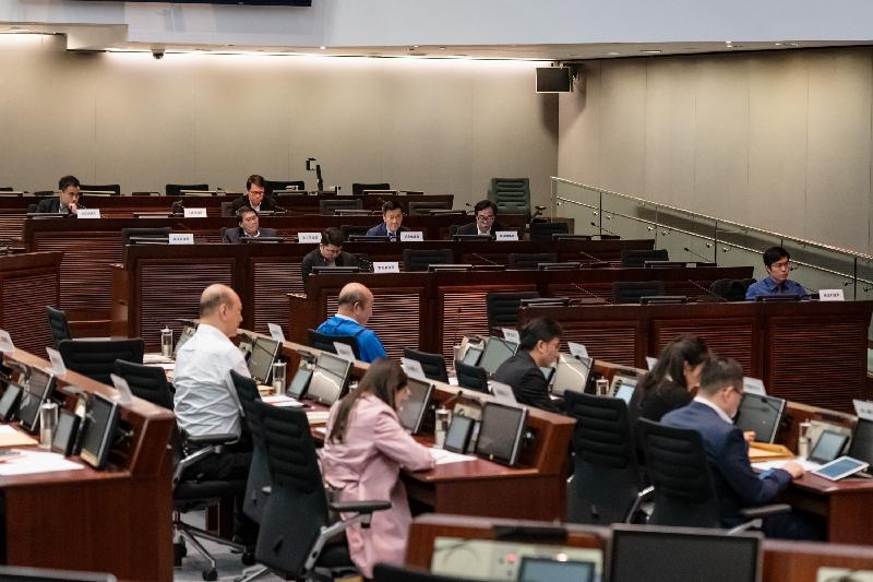 Members of the Legislative Council (LegCo) and the Eastern District Council held a meeting in the LegCo Complex today (March 19).  They discuss strengthening the monitoring of franchised bus and public light bus services.