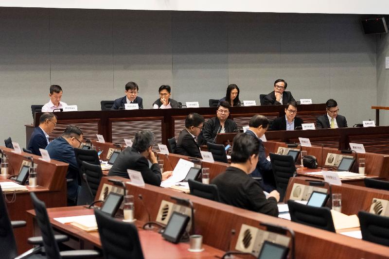 Members of the Legislative Council (LegCo) and the Tai Po District Council held a meeting in the LegCo Complex today (March 19). They exchange views on increasing the parking spaces in Tai Po District.