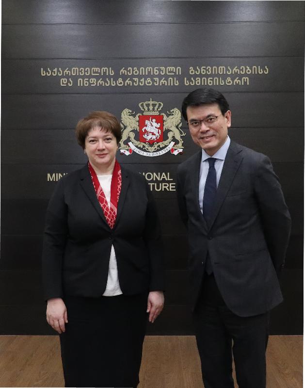 The Secretary for Commerce and Economic Development, Mr Edward Yau (right), met with the Vice-Prime Minister and Minister of Regional Development and Infrastructure of Georgia, Mrs Maya Tskitishvili (left), in Tbilisi, Georgia yesterday (March 19, Tbilisi time) to understand the latest government policies, infrastructure development plans as well as the overall investment and business opportunities in Georgia.
