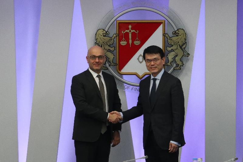 The Secretary for Commerce and Economic Development, Mr Edward Yau (right), met with the Minister of Finance of Georgia, Mr Ivane Machavariani (left), in Tbilisi, Georgia yesterday (March 19, Tbilisi time) to understand the latest financial policies as well as the overall investment and business opportunities in Georgia.