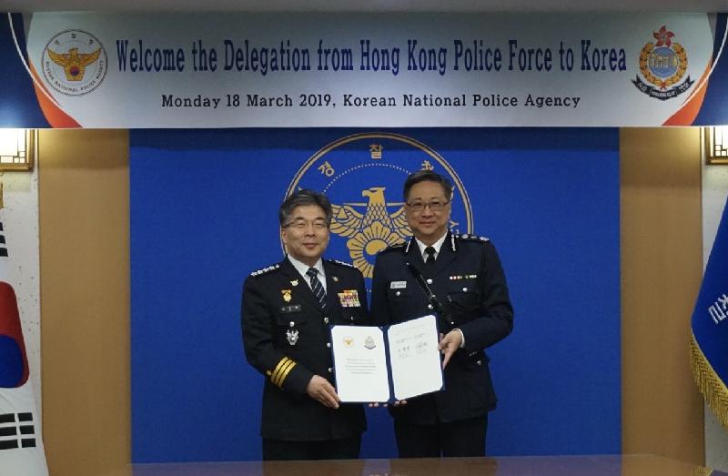 警務處處長盧偉聰（右）與大韓民國警察廳廳長閔鉀龍（左）於三月十八日在首爾續簽諒解備忘錄。