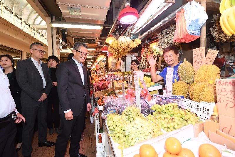 The Financial Secretary, Mr Paul Chan, today (March 20) visits Tai Shing Street Market in Wong Tai Sin District to understand the operating environment of the stalls. 