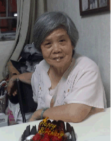 Lee Miu-lin, aged 80, is about 1.6 metres tall, 50 kilograms in weight and of medium build. She has a round face with yellow complexion and short curly grey hair. She was last seen wearing a light green vest, a yellow polo shirt, deep blue trousers and black shoes.