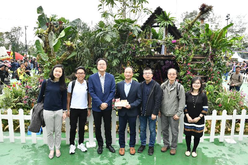 The Hong Kong Flower Show 2019 is currently running at Victoria Park. Apart from beautiful floral arrangements and mosaiculture works, the winning entries of the Leisure and Cultural Services Department's Oriental Style Garden Plot Competition and Western Style Garden Plot Competition are also being displayed at the showground. Pictured are the staff of the Yau Tsim Mong District Leisure Services Office in front of their winning Oriental-style garden "Back to Nature".