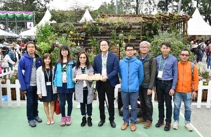 The Hong Kong Flower Show 2019 is currently running at Victoria Park. Apart from beautiful floral arrangements and mosaiculture works, the winning entries of the Leisure and Cultural Services Department's Oriental Style Garden Plot Competition and Western Style Garden Plot Competition are also being displayed at the showground. Pictured are the staff of the Southern District Leisure Services Office in front of their winning Western-style garden "Flower’s Wishes".