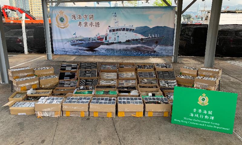 Hong Kong Customs yesterday (March 20) conducted an anti-smuggling operation and detected a case of suspected smuggling by speedboat in the waters off Siu Sai Wan. A batch of suspected smuggled electronic goods was seized, including used smartphones and used computer accessories, with an estimated market value of about $5 million.