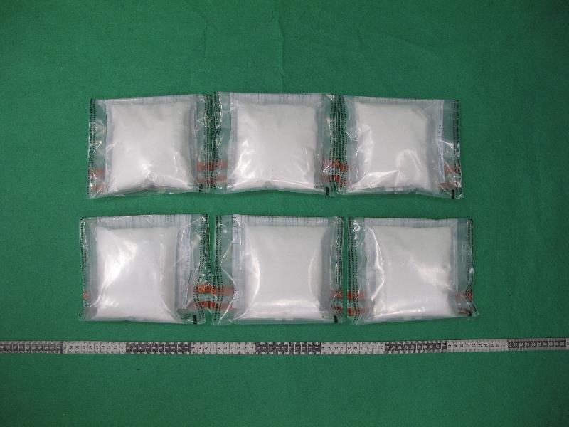 香港海關三月十八日在香港國際機場檢獲約兩公斤懷疑氯胺酮，估計市值約一百萬元。
