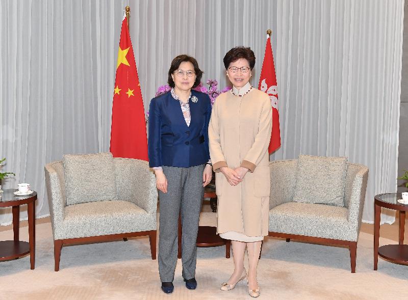 The Chief Executive, Mrs Carrie Lam (right), meets the Vice-President and First Member of the Secretariat of the All-China Women's Federation, Ms Huang Xiaowei (left), at the Chief Executive's Office this morning (March 21).