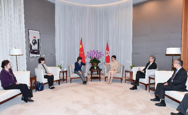 The Chief Executive, Mrs Carrie Lam (third right), meets the Vice-President and First Member of the Secretariat of the All-China Women's Federation, Ms Huang Xiaowei (third left), at the Chief Executive's Office this morning (March 21). The Secretary for Home Affairs, Mr Lau Kong-wah (first right), and the Secretary for Labour and Welfare, Dr Law Chi-kwong (second right), also attended the meeting.