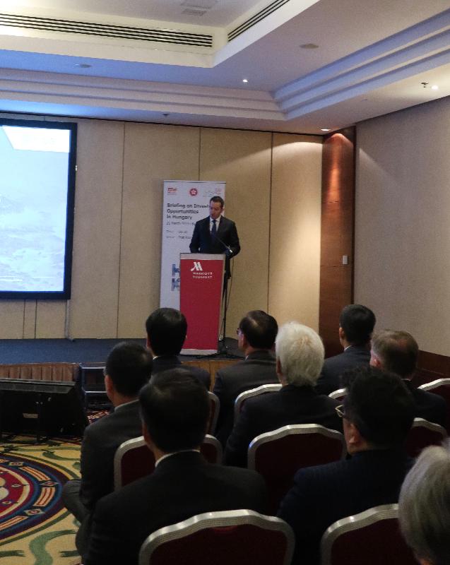 The Secretary for Commerce and Economic Development, Mr Edward Yau, is leading a Hong Kong business and professional delegation to Budapest, Hungary. Photo shows the delegation attending a briefing about the country’s investment opportunities and the economic outlook yesterday (March 21, Budapest time). 