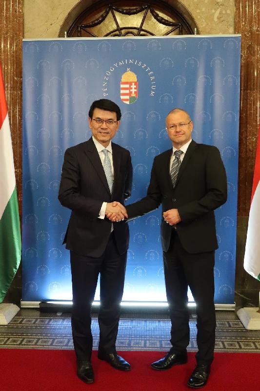 The Secretary for Commerce and Economic Development, Mr Edward Yau (left), met with the State Secretary for Financial Affairs of the Ministry of Finance of Hungary, Mr Gábor Gion (right), in Budapest, Hungary yesterday (March 21, Budapest time) to exchange views on trade and finance issues.
