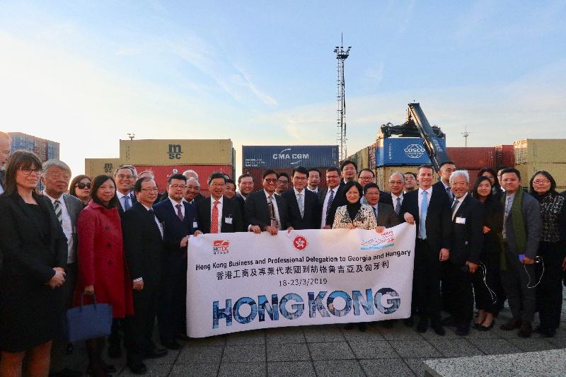 The Secretary for Commerce and Economic Development, Mr Edward Yau, and the Hong Kong business and professional delegation visited Rail Cargo Hungaria Zrt yesterday (March 21, Budapest time) to better understand the logistics infrastructure development in Hungary. Picture shows Mr Yau (front row, eighth left) with the delegation after the visit.
