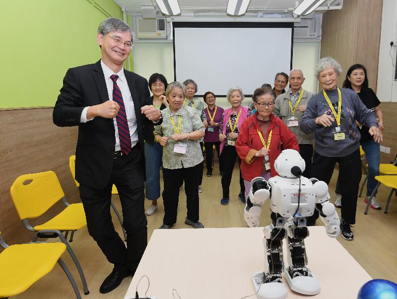 勞工及福利局局長羅致光博士（左一）今日（三月二十二日）到訪香港耆康老人福利會柴灣長者地區中心，了解樂齡科技的應用。